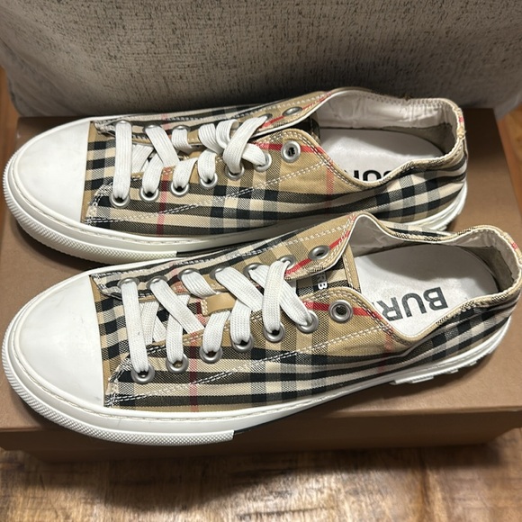 Burberry Checked Lace-Up Sneakers Low Top - Picture 8 of 9